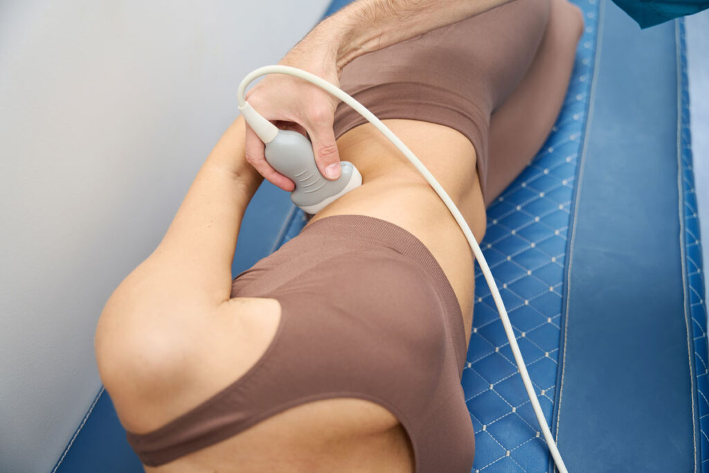 ecografía musculoesquelética a una mujer